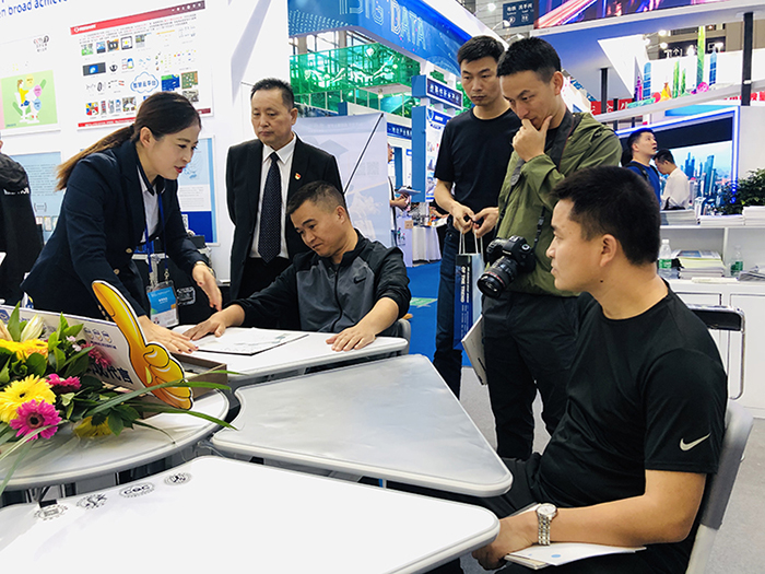 博仕有成课桌椅在第二十一届中国国际高新技术成果交易会完美亮相