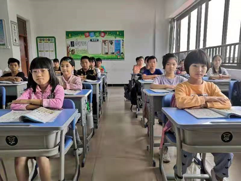 博仕有成课桌椅入住张乾小学教室