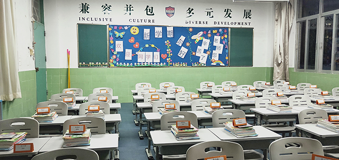 深圳市美中学校每个教师都在使用博仕有成课桌椅