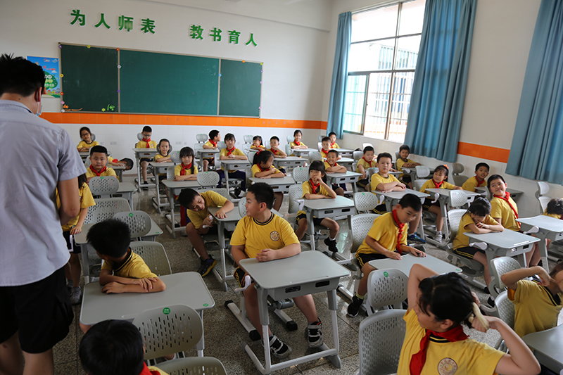 博仕有成午休课桌椅进驻东莞市金凤凰小学(图3)