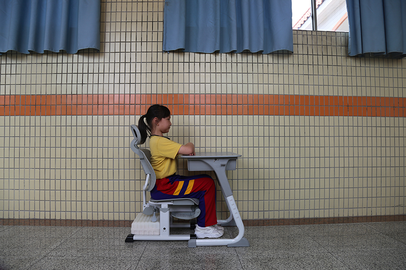 博仕有成午休课桌椅进驻东莞市金凤凰小学(图4)