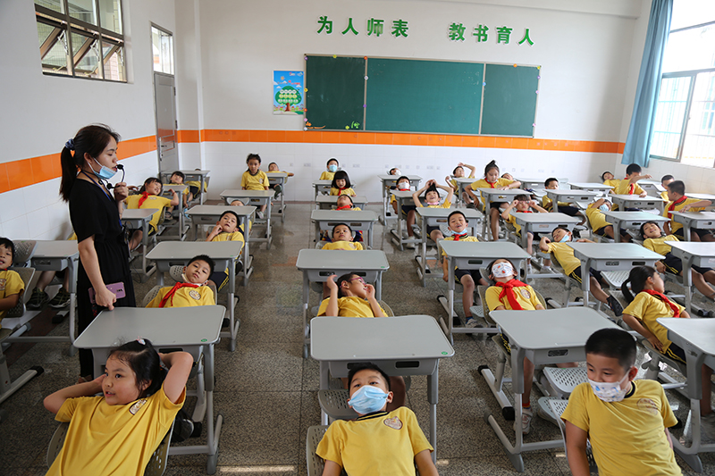 博仕有成午休课桌椅进驻东莞市金凤凰小学(图6)