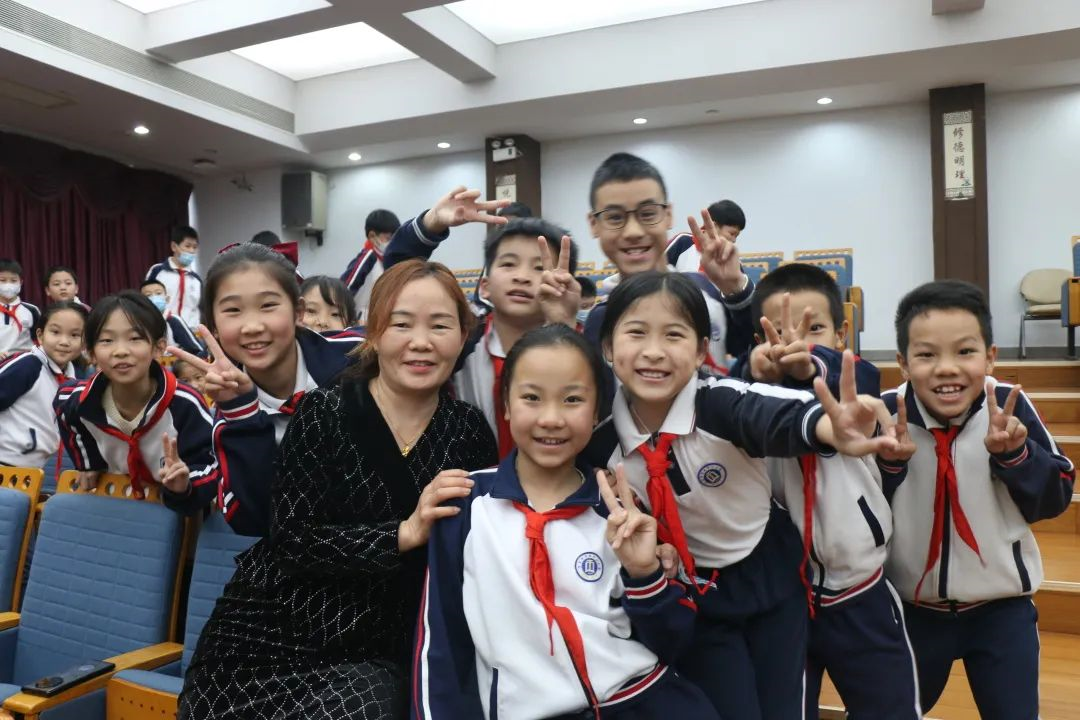 快乐学习，健康午休 | 博士有成午休课桌椅走进莞城中心小学(图5)