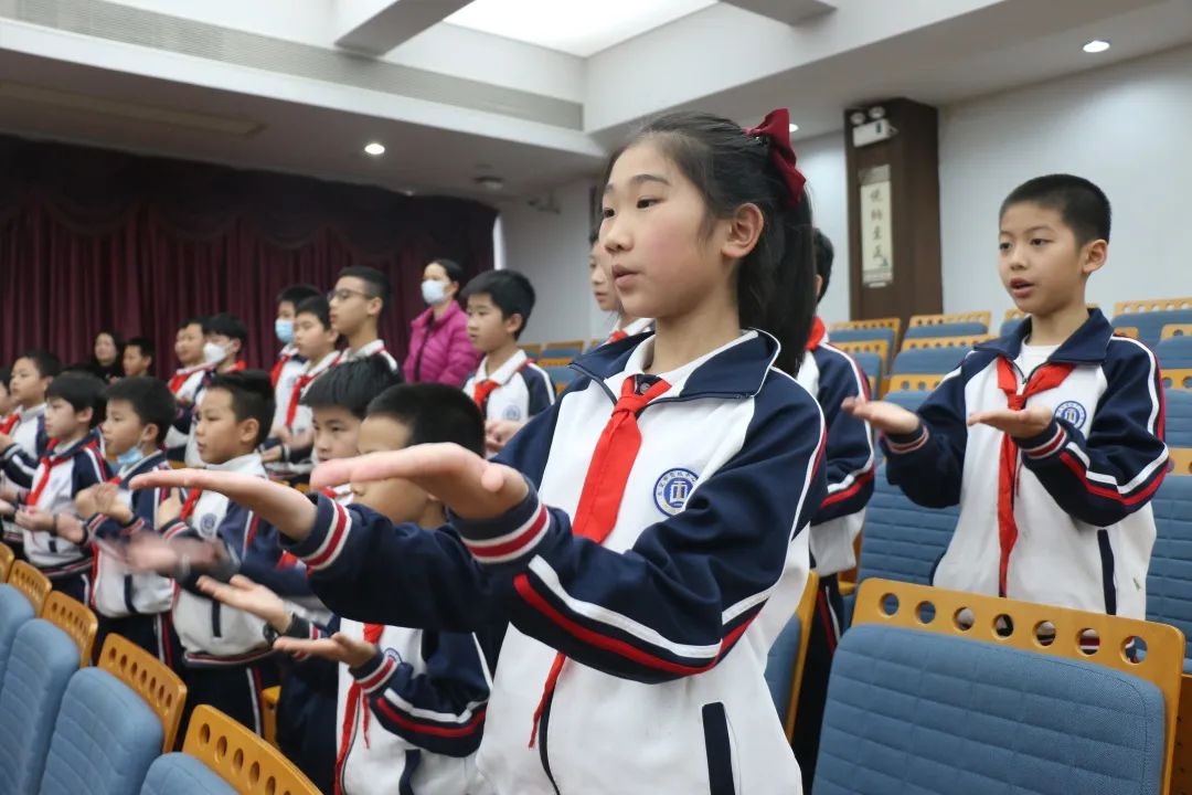 快乐学习，健康午休 | 博士有成午休课桌椅走进莞城中心小学(图6)